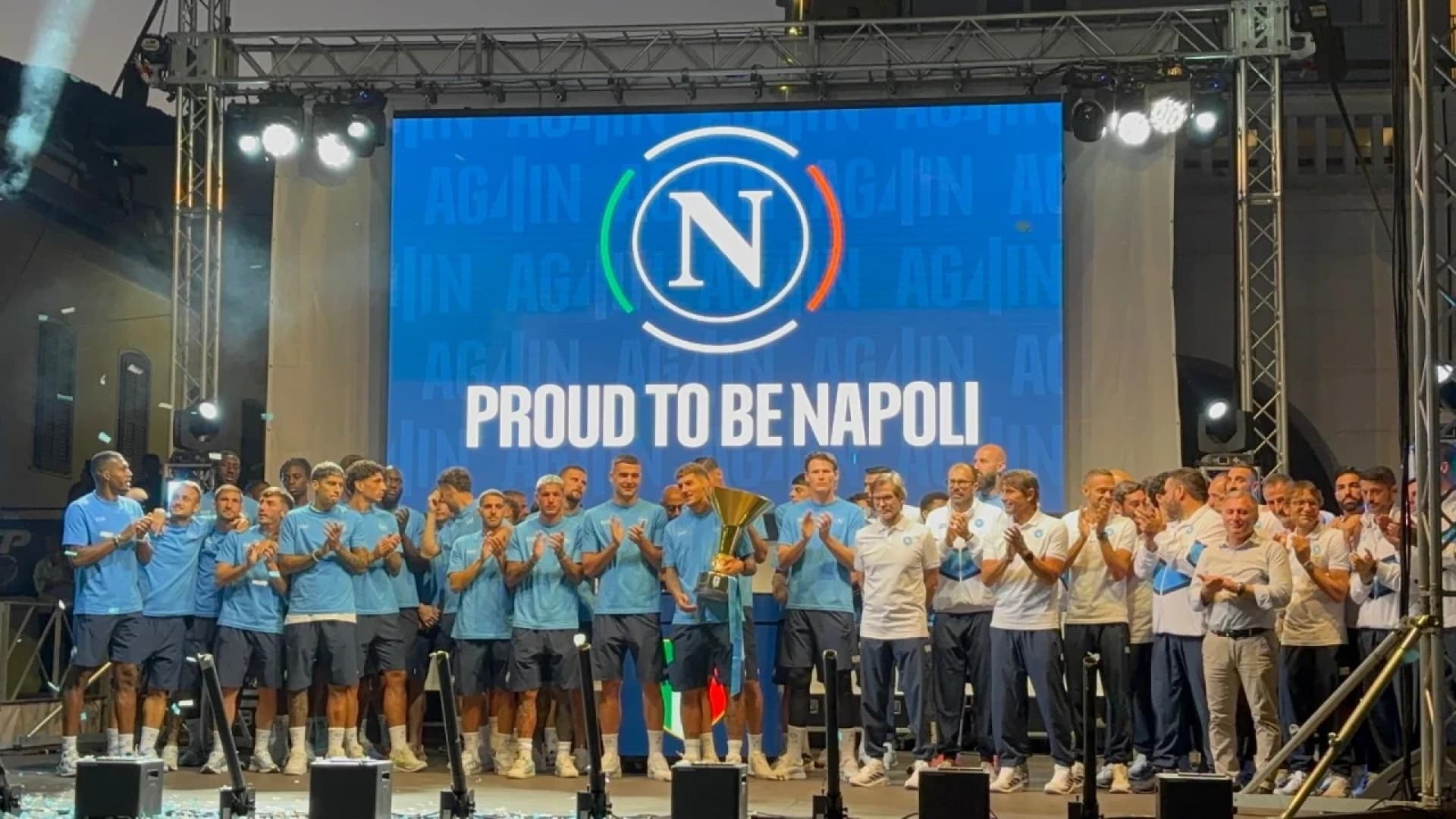 Napoli, abbraccio ai tifosi a Castel di Sangro: i calciatori incontrano i sostenitori