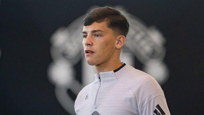 Shea Lacey segna e bacia lo stemma del Manchester United
